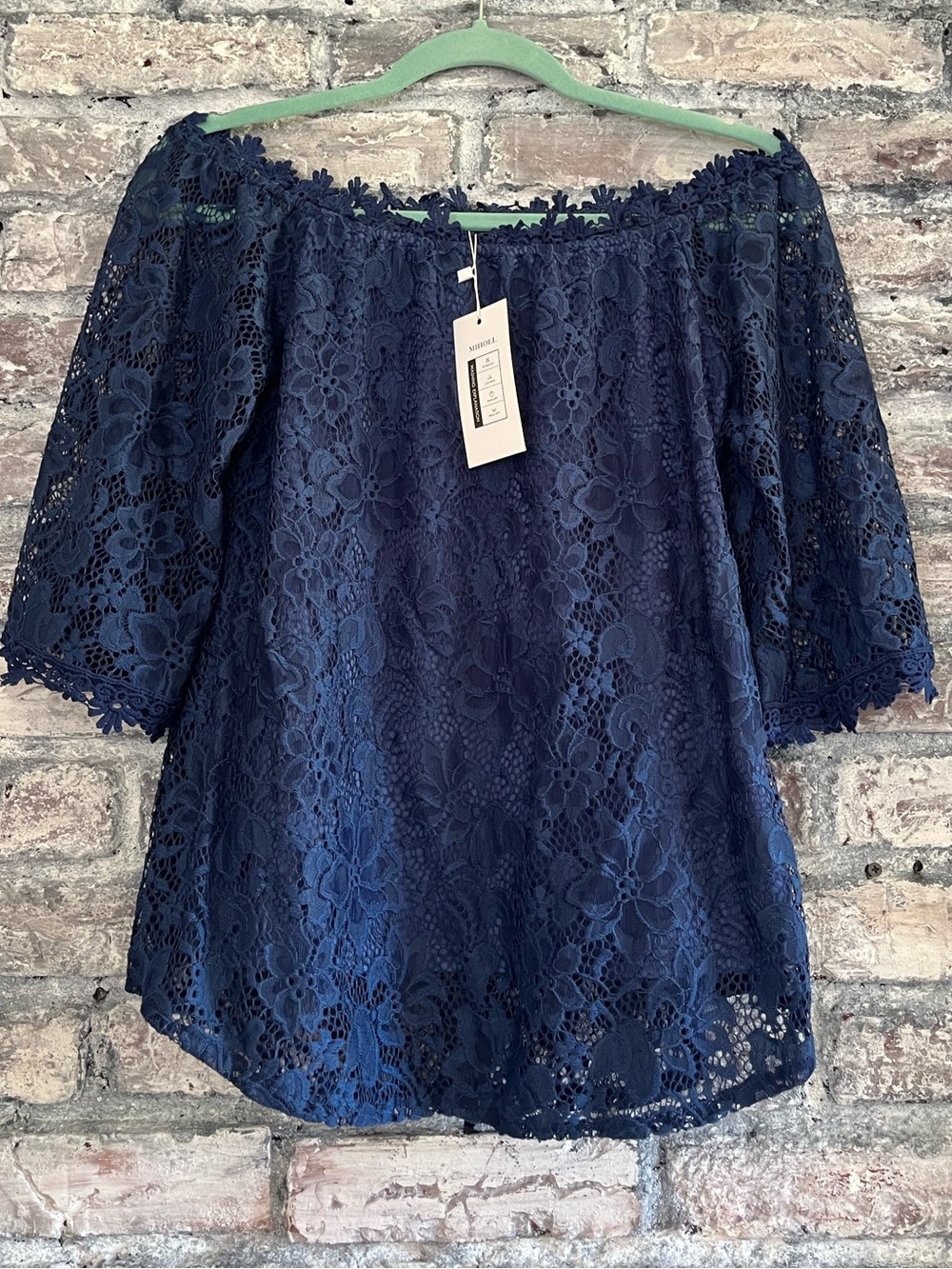 Slightly Off-Shoulder or Not Navy Floral Lined Lace top NWT smoke & pet free